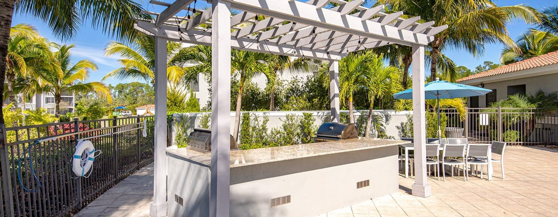 grill stations with spacious surroundings - Sierra Grande Apartments